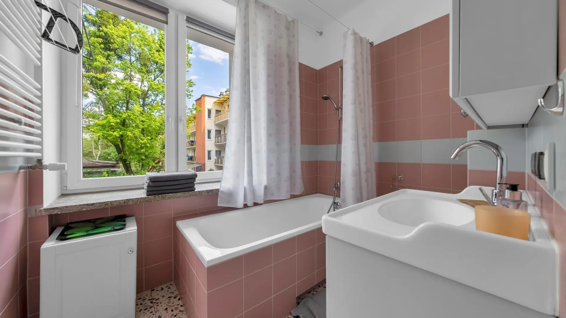 70M2 Warsaw Wola Apartment - Top Location, 2 Bedrooms, 1St Floor - By Rentujemy Poland